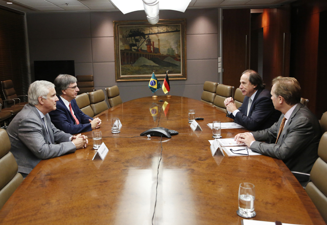 Embaixador da Alemanha, Dirk Brengelmann, durante conversa com Benjamin Steinbruch e Thomaz Zanotto. Foto: Everton Amaro/Fiesp Imagem relacionada a matéria - Id: 1606290578