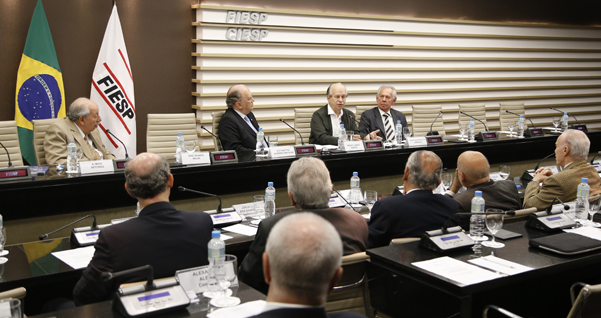 Renato Janine Ribeiro (terceiro da mesa, da esquerda para a direita): campanha não está mais nas ruas e se restringe ao horário eleitoral, aos debates nas emissoras e às redes sociais. Na mesa, Almino Affonso, Ruy Altenfelder e Celso Monteiro de Carvalho. Foto: Tâmna Waqued/Fiesp Imagem relacionada a matéria - Id: 1620349828