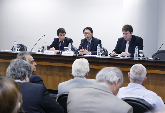 Helcio Honda (ao centro), diretor do Dejur: decisão do STJ cria uma diferenciação não isonômica. Foto: Tâmna Waqued/Fiesp Imagem relacionada a matéria - Id: 1579367934