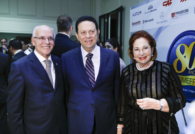 Ometto e senhora com o presidente do Simefre, José Antonio Fernandes Martins. Foto: Tâmna Waqued/Fiesp Imagem relacionada a matéria - Id: 1606602853