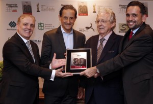 Paulo Skaf e Oliveira Lima ao centro com a placa que celebra os 80 anos do sindicato. Foto: Ayrton Vignola/Fiesp Imagem relacionada a matéria - Id: 1553488118