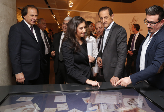 Steinbruch e Skaf acompanham explicação sobre uma das 40 peças que integram a exposição. Foto: Ayrton Vignola/Fiesp Imagem relacionada a matéria - Id: 1586415826