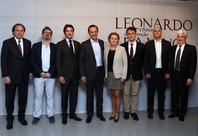 Na foto, da esquerda para a direita, o primeiro vice-presidente da Fiesp, Benjamin Steinbruch, o curador da exposição, Claudio Giogione; o cônsul da França, Damien Loras; e o presidente da Fiesp, Paulo Skaf. No canto, à direita, o superintendente do Sesi-SP, Walter Vicioni. Foto: Ayrton Vignola/Fiesp Imagem relacionada a matéria - Id: 1586415826