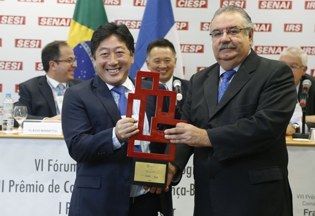 O diretor da Fiesp, Antonio Bessa (à direita na imagem), entregou o prêmio a Luis Kazuo, diretor da Arkadin. Foto: Everton Amaro/Fiesp Imagem relacionada a matéria - Id: 1553231066