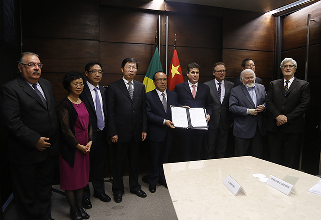 Na foto, ao centro, Zhao Lin e José Ricardo Roriz Coelho com o memorando assinado. Foto: Tâmna Waqued/Fiesp Imagem relacionada a matéria - Id: 1606290578