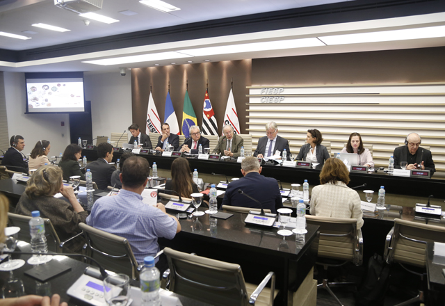 Na mesa da esquerda para a direita: Damien Loros, Mario Sergio Cutait, Jean-Rene Bursson, Embaixador Rubens Barbosa, Embaixador Denis Pietton, Sophie Deran, Alessandra Blanco e Claude Fischler. Foto: Tâmna Waqued/Fiesp Imagem relacionada a matéria - Id: 1547977727