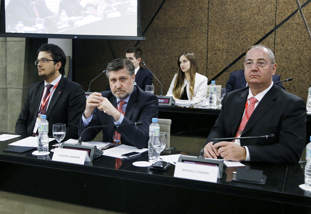 Rogerio Vergara, representando a Federação Nacional de Seguros Gerais (Fenaseg), e Marcelo Finardi. Foto: Tâmna Waqued/Fiesp Imagem relacionada a matéria - Id: 1553534350