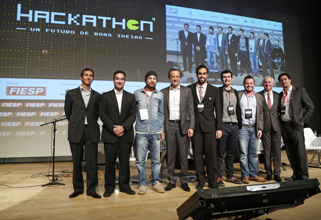 AV_Premio_640x440 Criadores do aplicativo IOTility e Paulo Skaf (centro) na premiação do 4o Hackathon. Foto: Ayrton Vignola/Fiesp