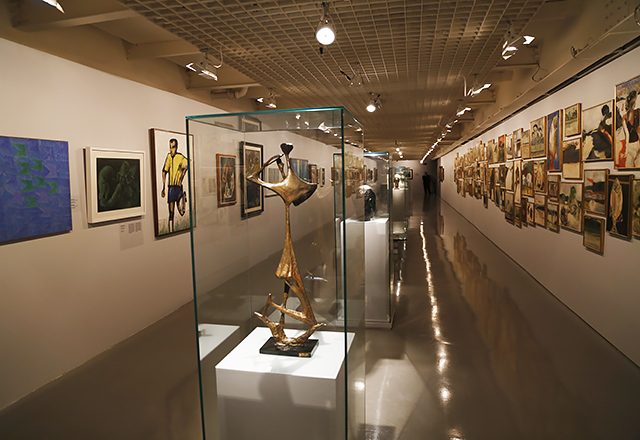 (EA)_FIESP_INTERNA_01 Esculturas e quadros dos mais variados artistas na exposição. Foto: Everton Amaro/Fiesp
