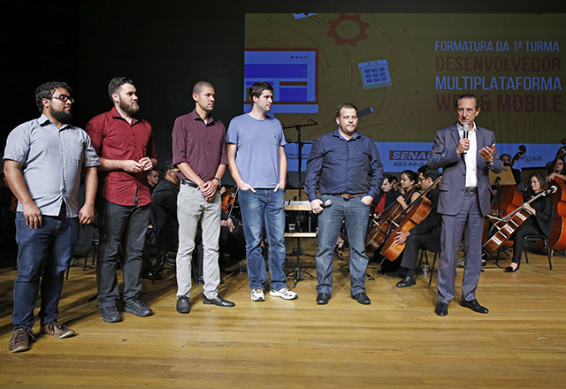 skaf_formatura_pos_tecnico_senai_SP_teatro Paulo Skaf conversa com alunos e empresários na formatura do curso pós-técnico Desenvolvedor Multiplataforma Web & Mobile do Senai-SP