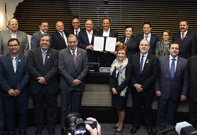 (AV)640x440_K3Skaf e Alckmin junto com os representantes das demais entidades que assinaram na Fiesp manifesto pelo RenovaBio. Foto:Ayrton Vignola/Fiesp Skaf e Alckmin junto com os representantes das demais entidades que assinaram na Fiesp manifesto pelo RenovaBio. Foto:Ayrton Vignola/Fiesp