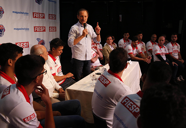 Paulo Skaf com o time do Sesi Franca Basquete, na apresentação da equipe para a temporada 2017/18. Foto: Ayrton Vignola/Fiesp Imagem relacionada a matéria - Id: 1550341262