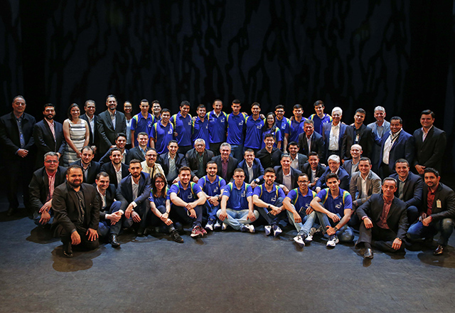 Paulo Skaf com os campeões do Senai-SP que integram a equipe brasileira da WorldSkills Abu Dhabi. Foto: Ayrton Vignola/Fiesp Paulo Skaf com os campeões do Senai-SP que integram a equipe brasileira da WorldSkills Abu Dhabi. Foto: Ayrton Vignola/Fiesp